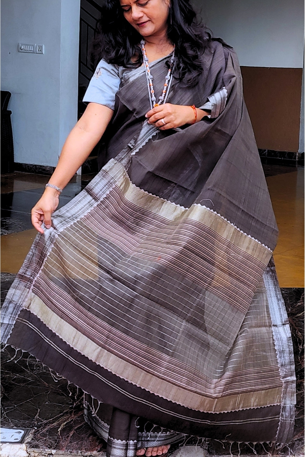 Coffee Grey Pallu Appliqué Maheshwari Silk Saree